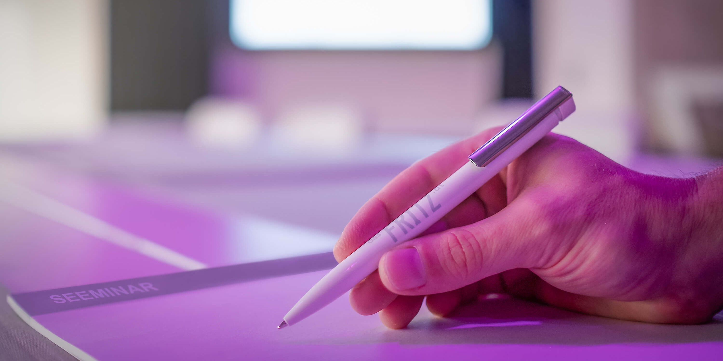 Großaufnahme von Hand mit Stift auf Notizblock